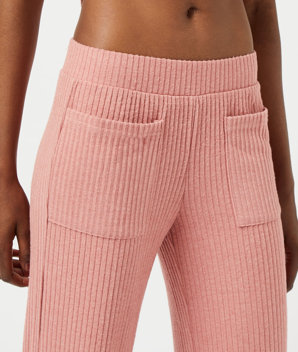 Pantalon côtelé avec poches rose.