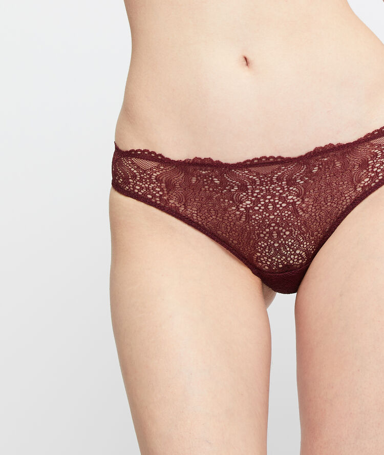 Culotte bikini en dentelle prune.