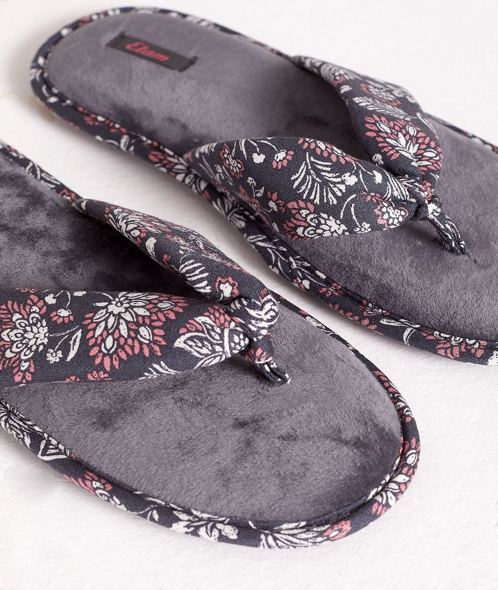 Chaussons tongs imprimés gris.