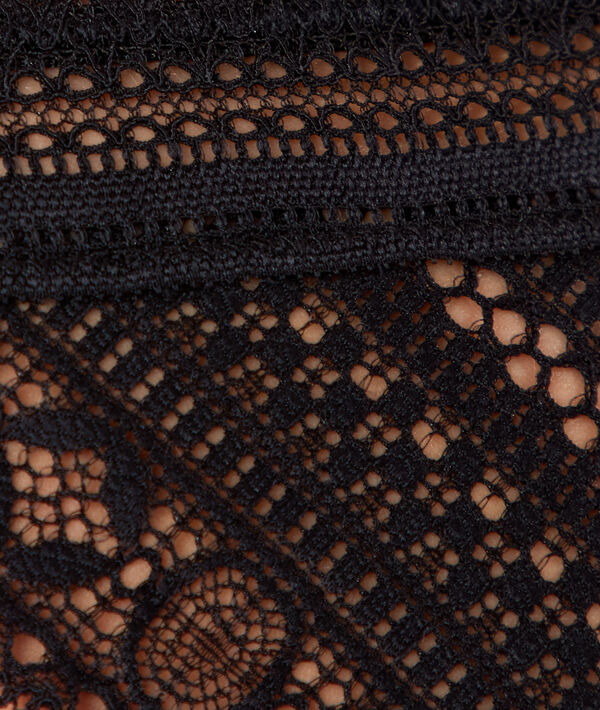 Culotte échancrée dentelle et microfibre noir.
