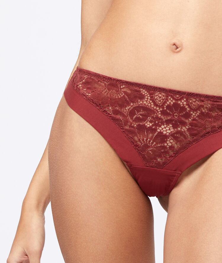 Tanga en dentelle marron.