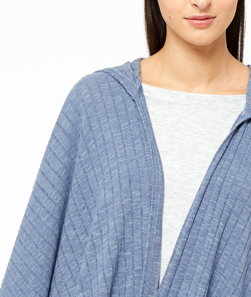 Poncho côtelé avec capuche bleu.