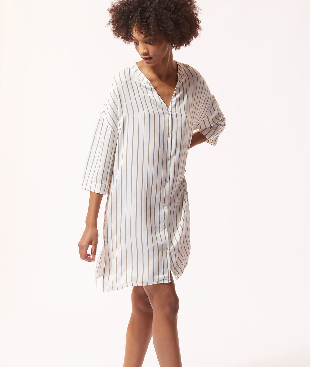 Chemise de nuit à boutons rayée ecru.