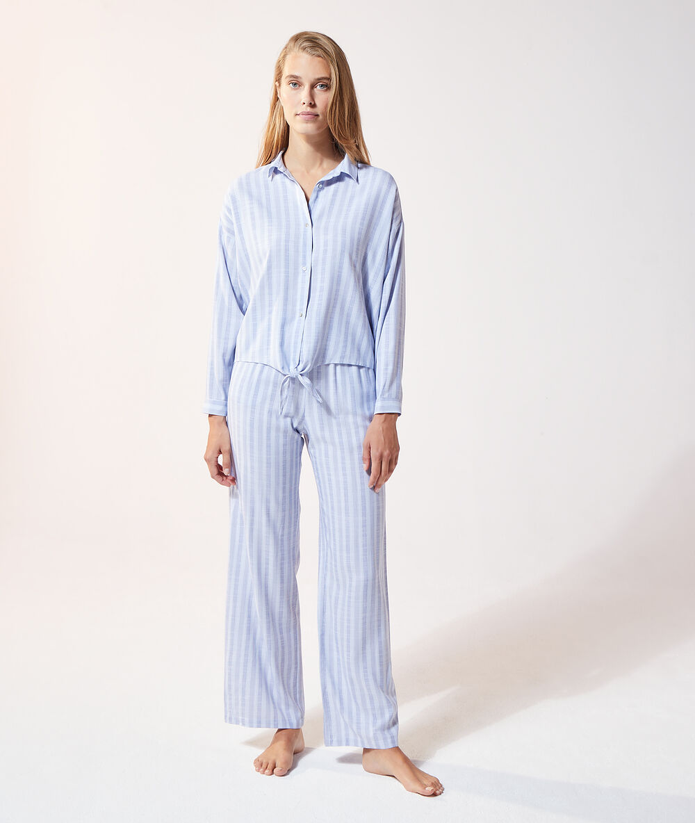 Pantalon de pyjama rayé bleu.