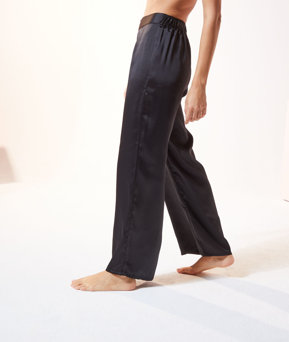 Pantalon effet satiné noir.