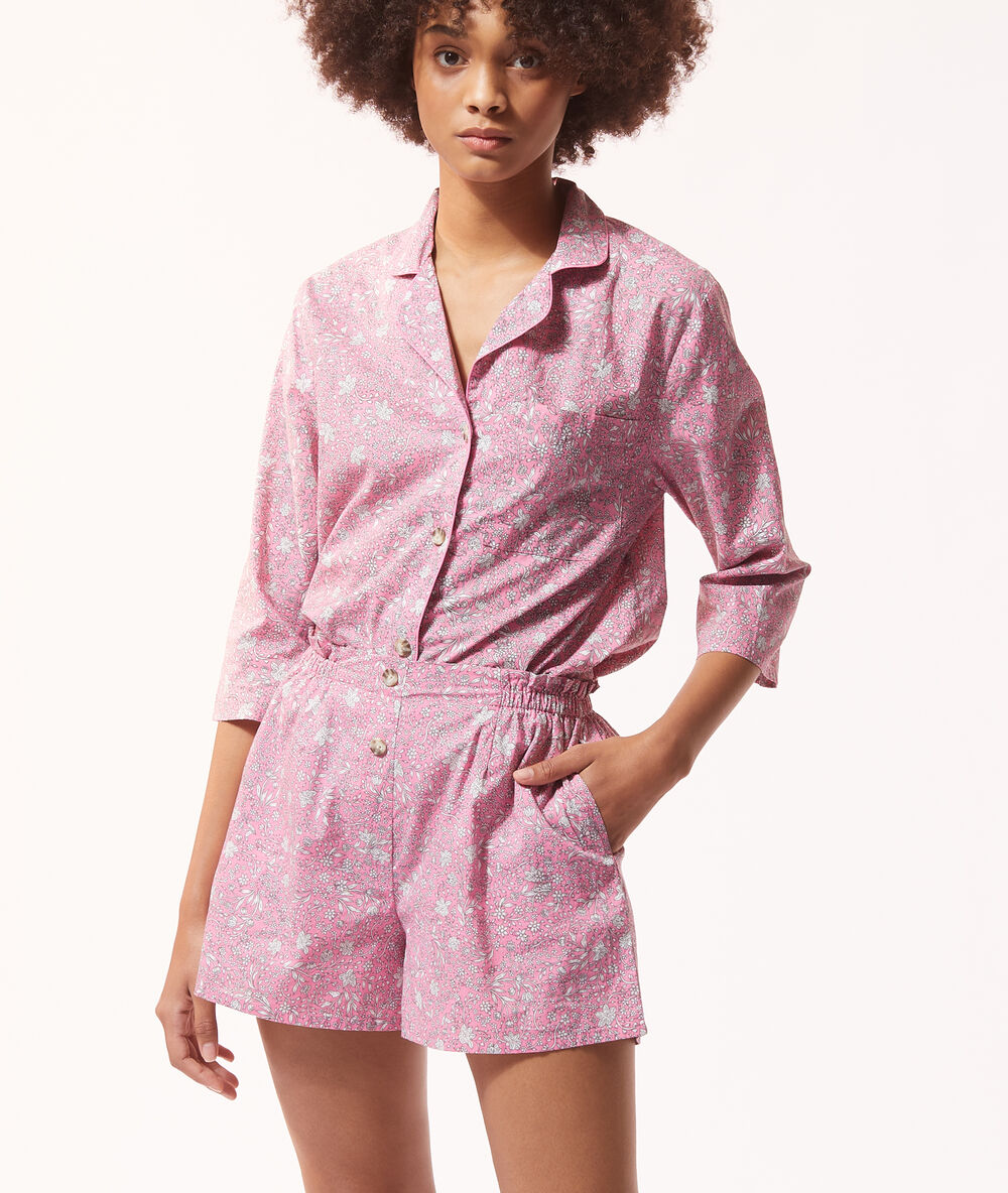 Short de pyjama imprimé rose.