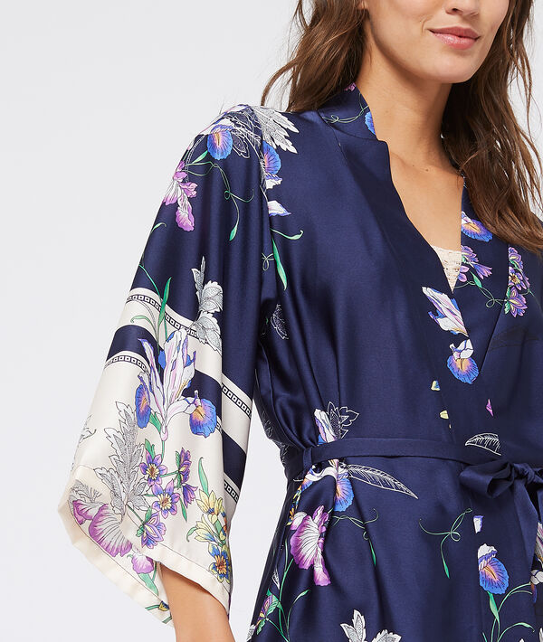 Kimono satiné imprimé fleuri bleu.