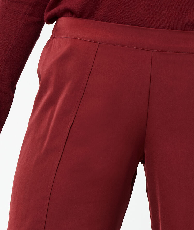 Pantalon large bordeaux grenat.