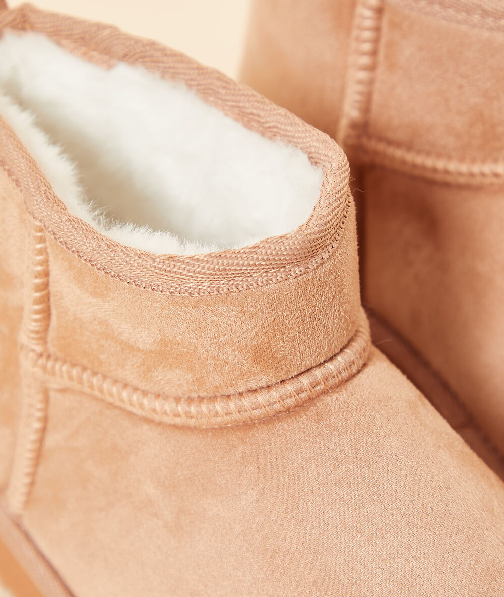 Chaussons bottines fourrés rose poudre.