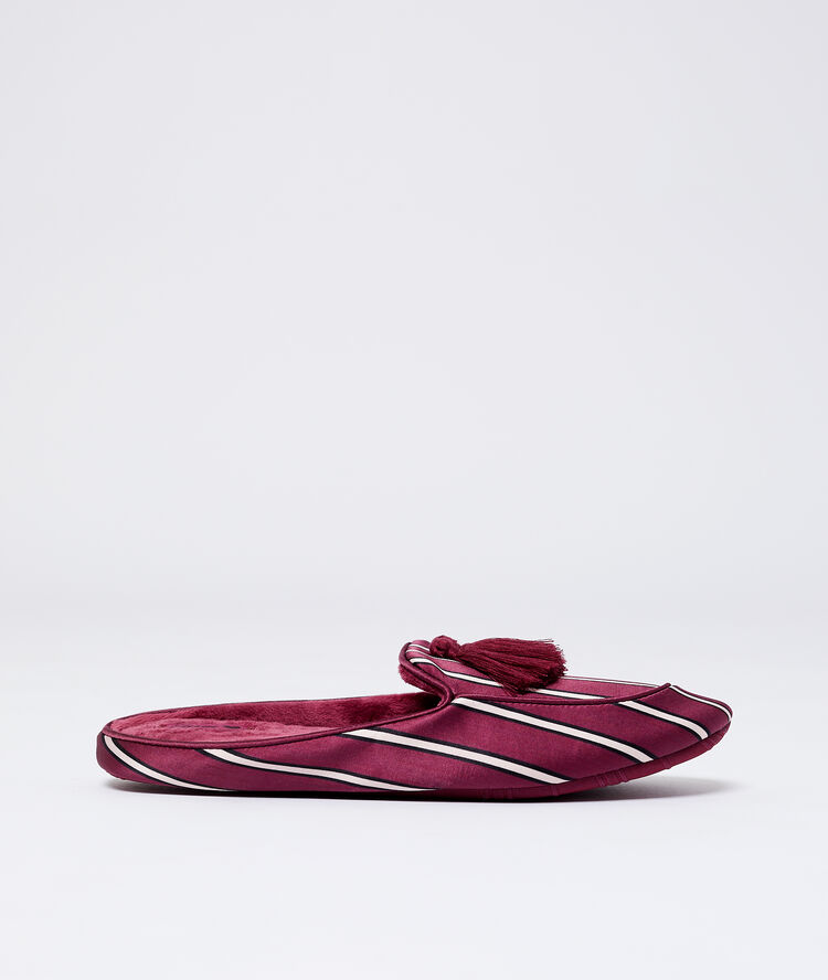 Chaussons satinés pompons bordeaux.