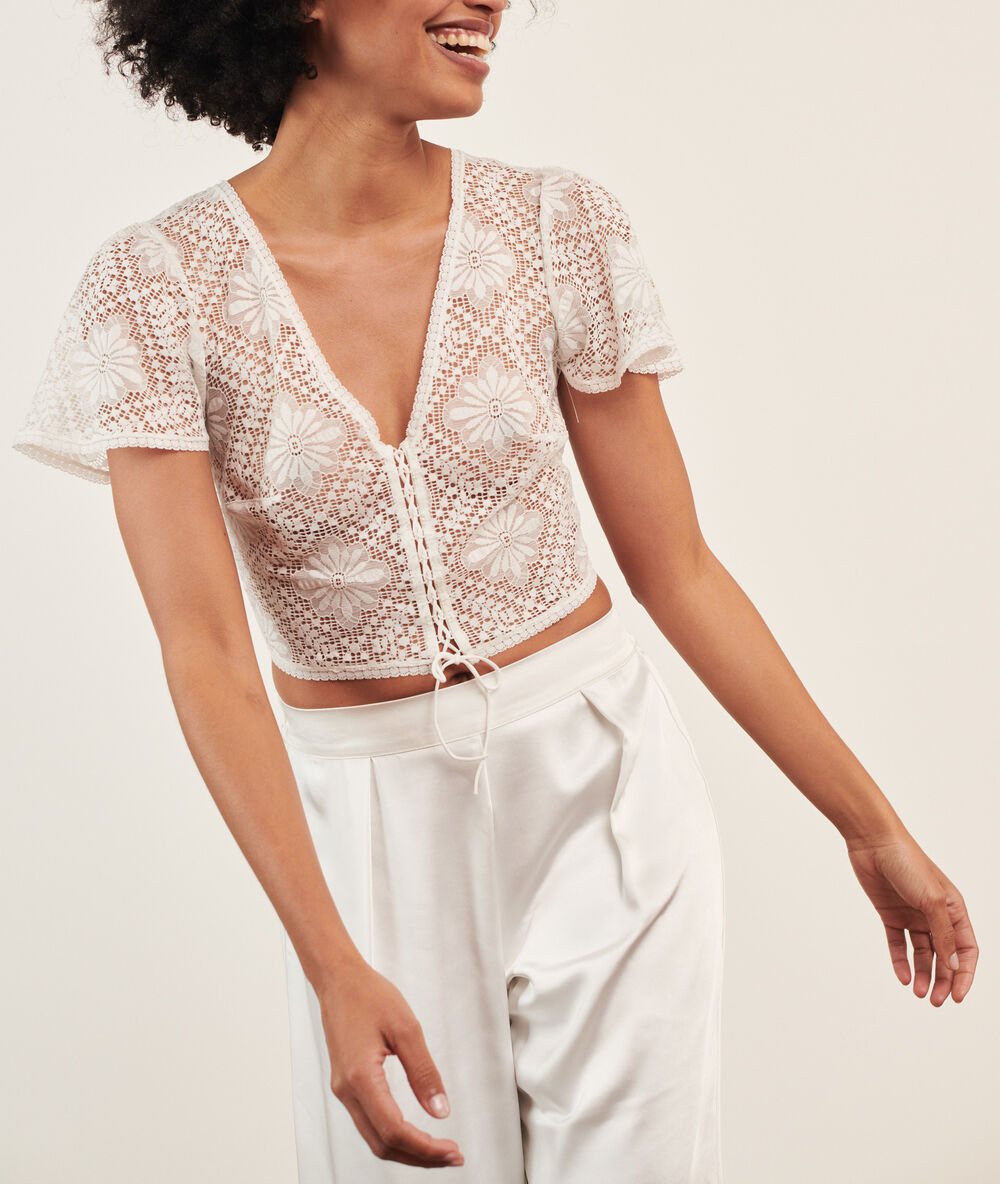 Crop top en dentelle ecru.