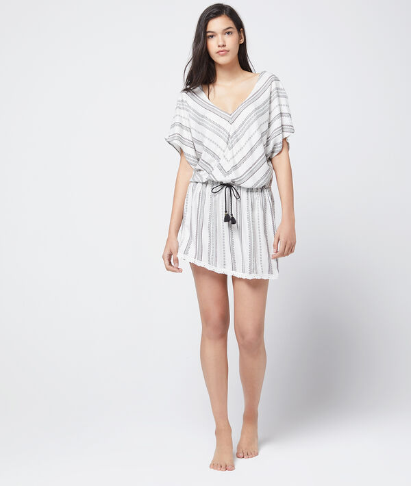 Chemise de nuit, nouée à la taille ecru.