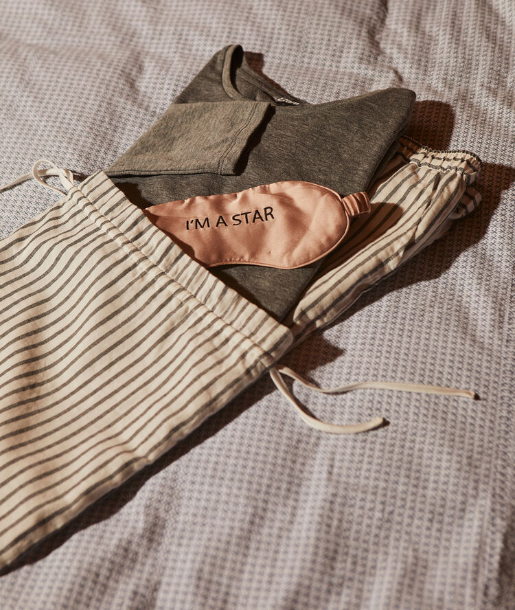 Ensemble pyjama avec masque et pochon gris.
