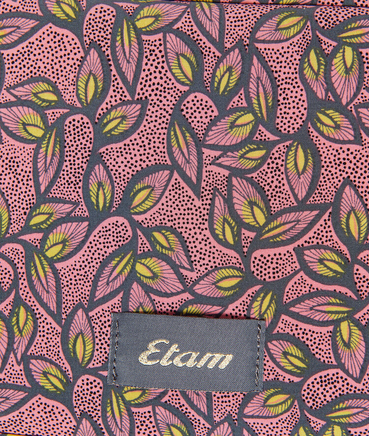 Trousse de toilette multicolore.