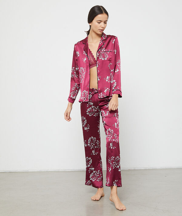 Chemise de pyjama satinée imprimé fleuri violet.