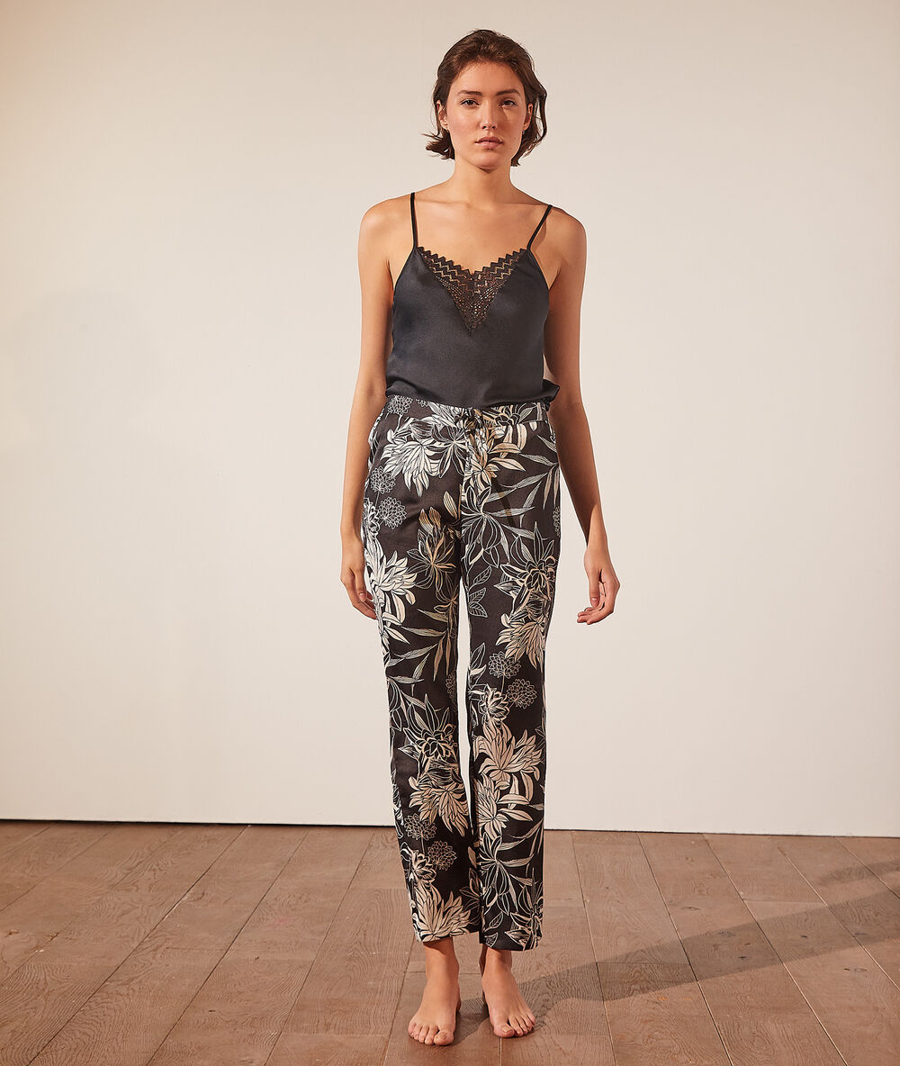 Pantalon de pyjama fleuri noir.
