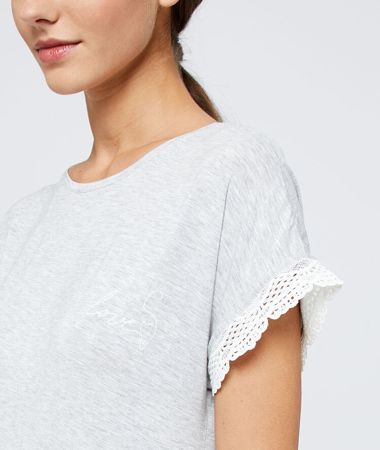 Chemise de nuit gris clair.