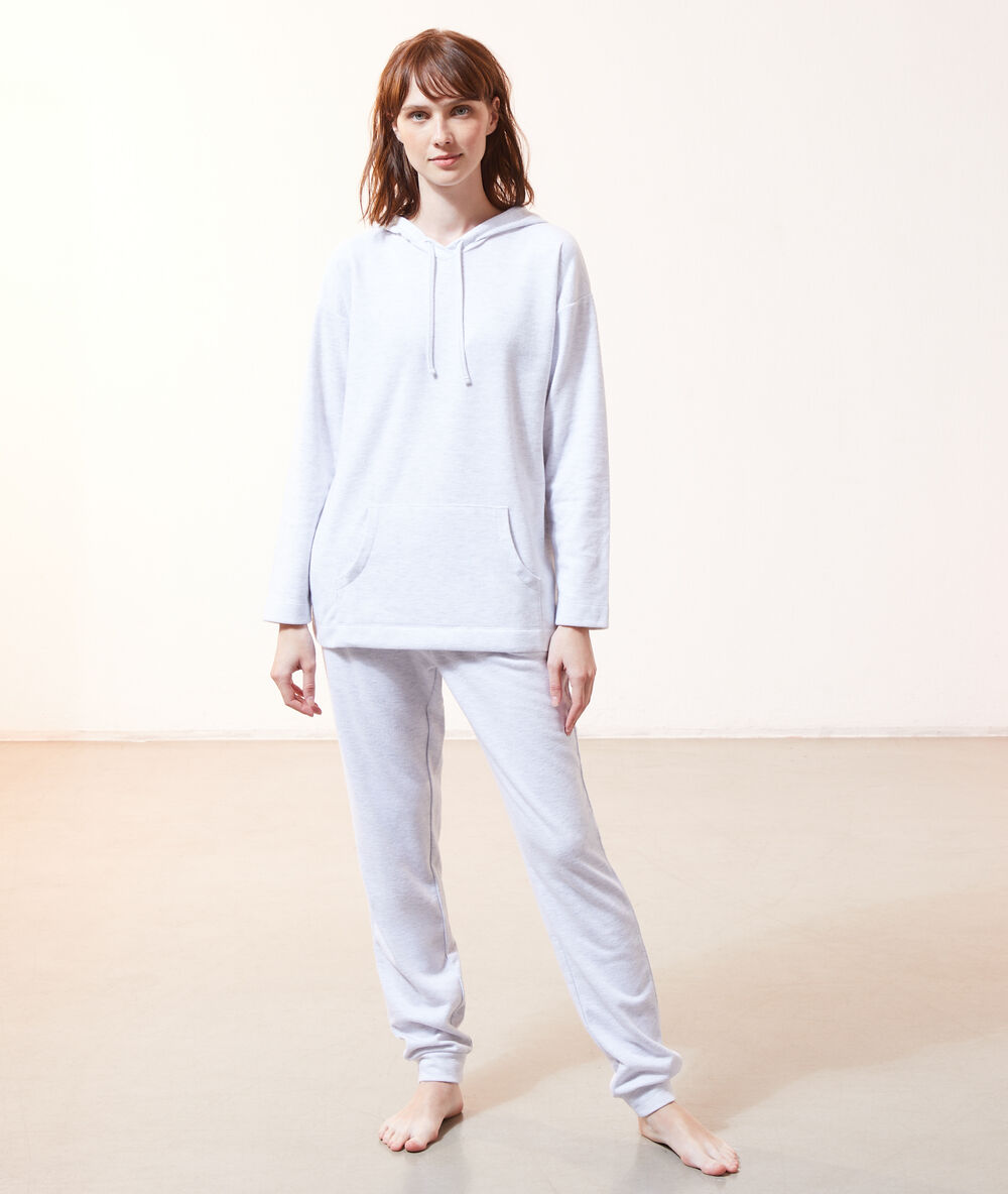 Sweat à capuche gris.