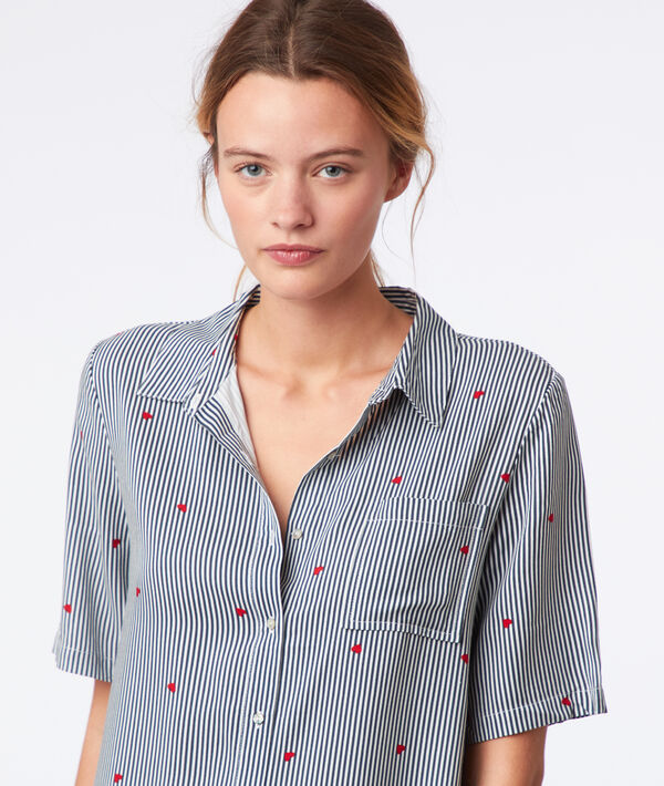 Chemise de nuit rayée à motifs cœur gris.