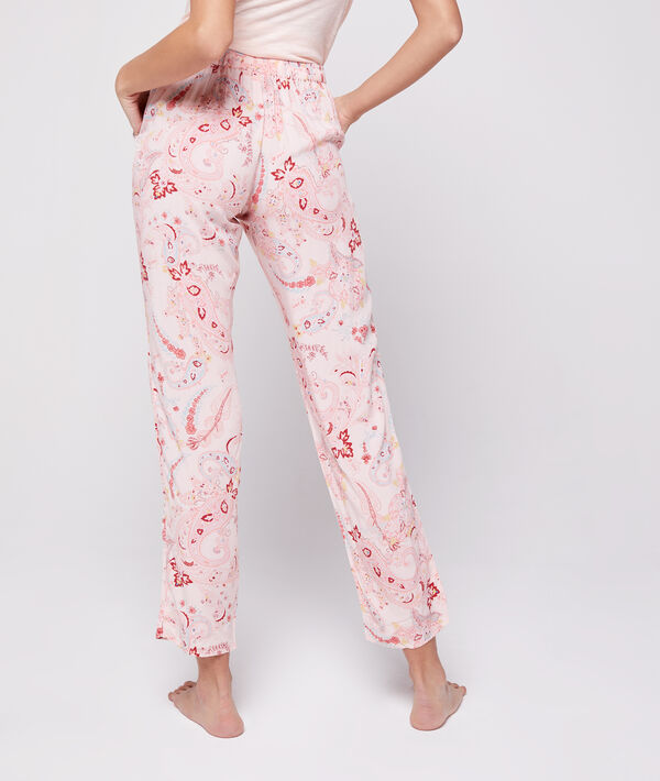 Pantalon imprimé rose.