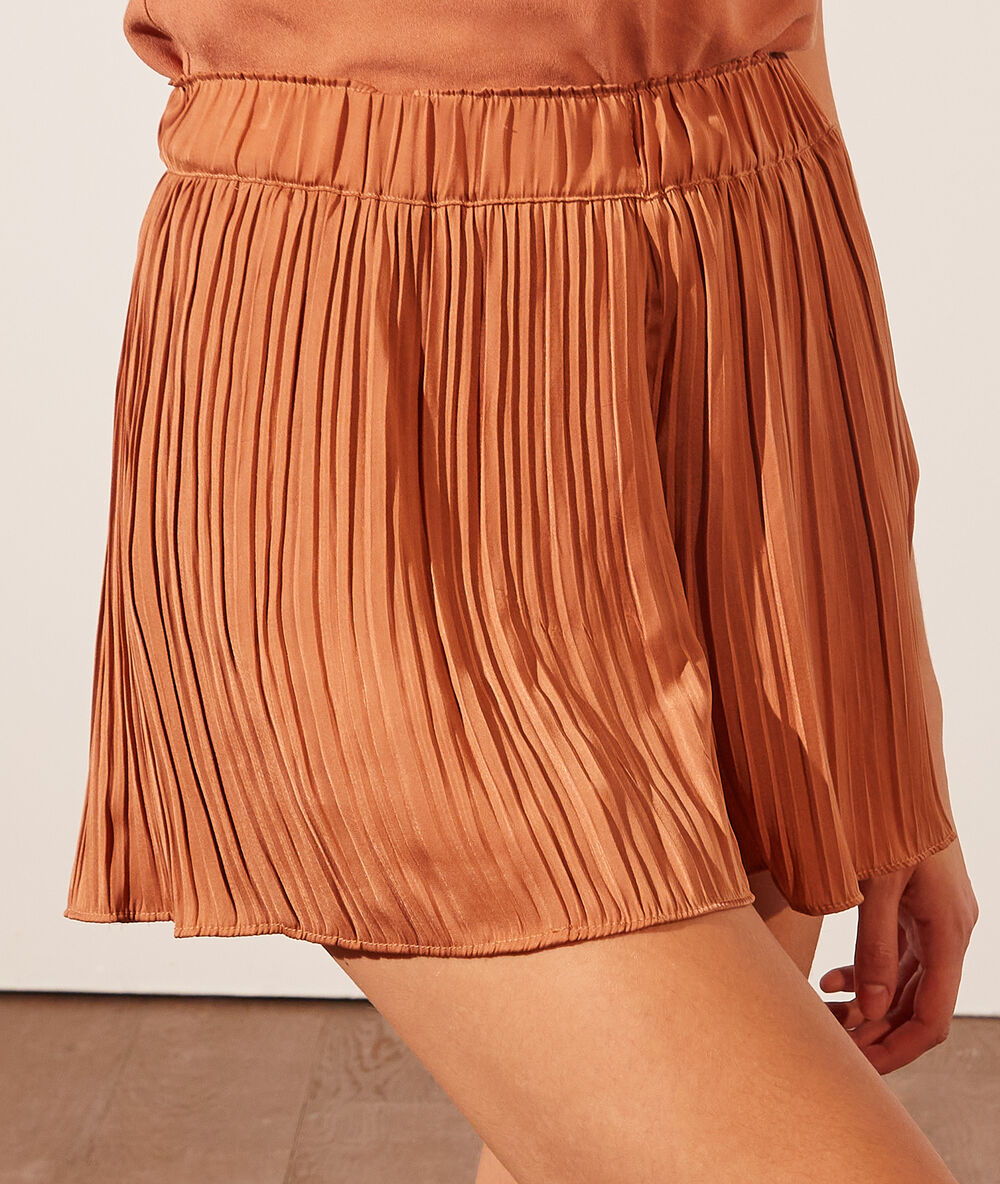 Short de pyjama plissé ocre.