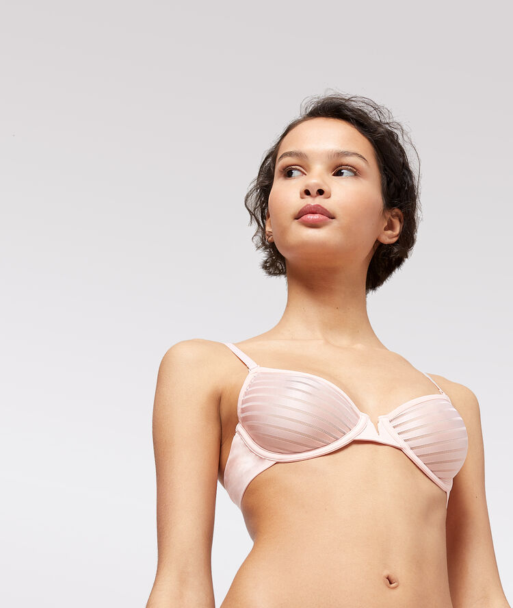 Soutien-gorge corbeille effet invisible rose poudre.