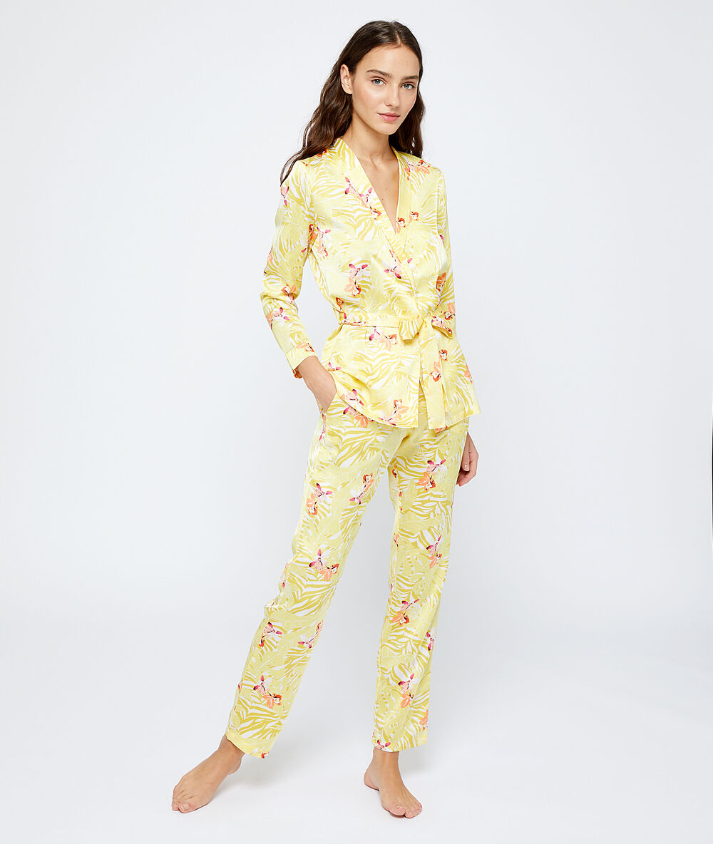 Chemise de pyjama satinée ceinturée jaune.