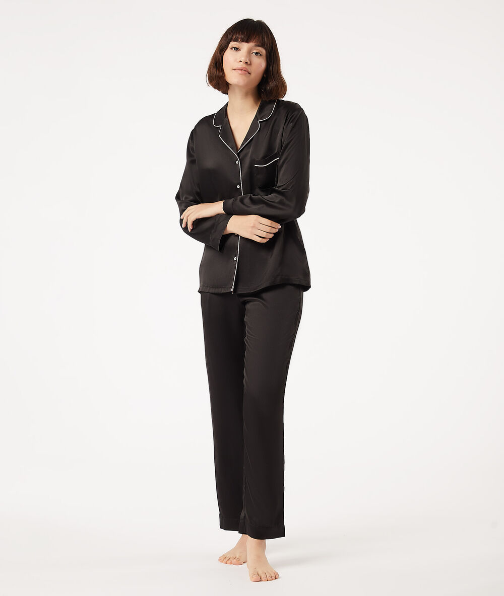 Chemise de pyjama en soie noir.