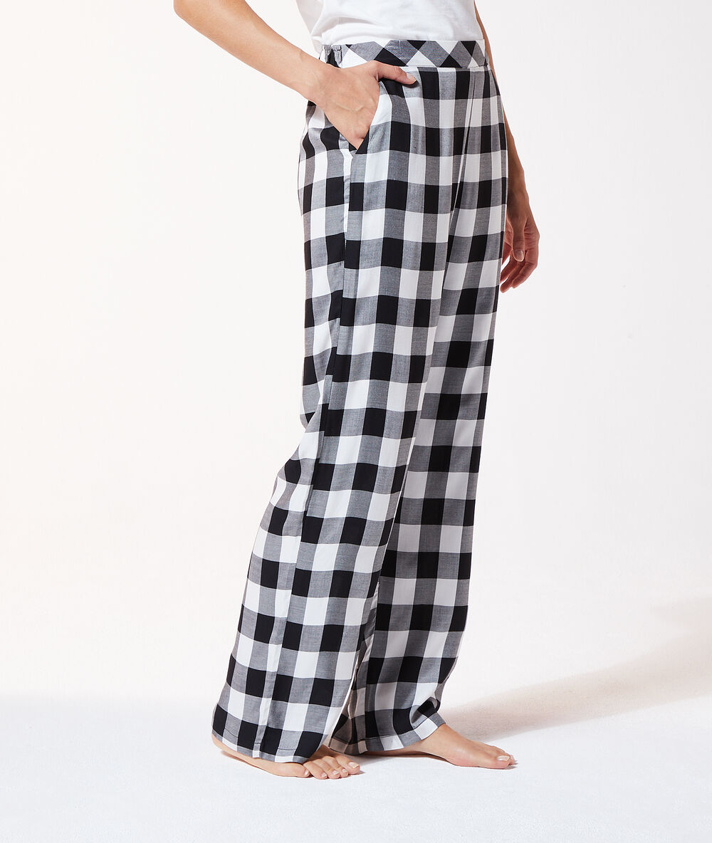 Pantalon à carreaux noir.