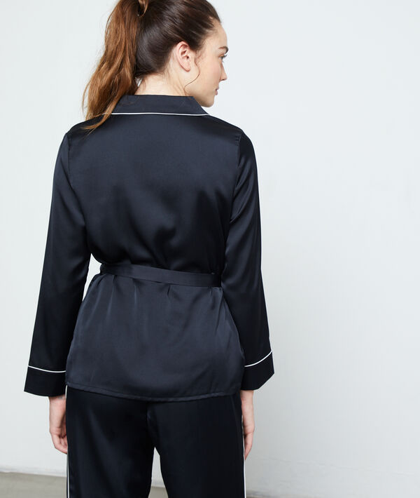 Chemise de pyjama d'homme noir.