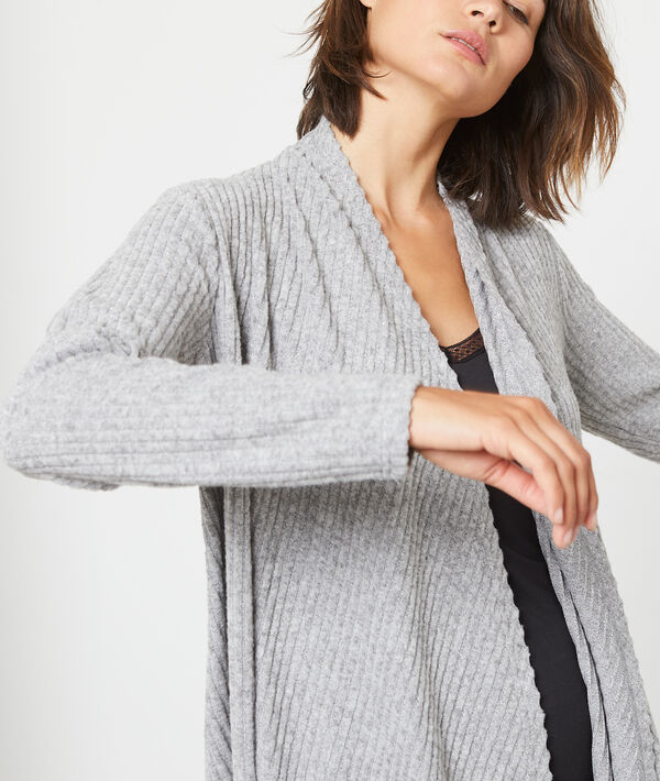 Gilet long et fluide en maille côtelée gris.