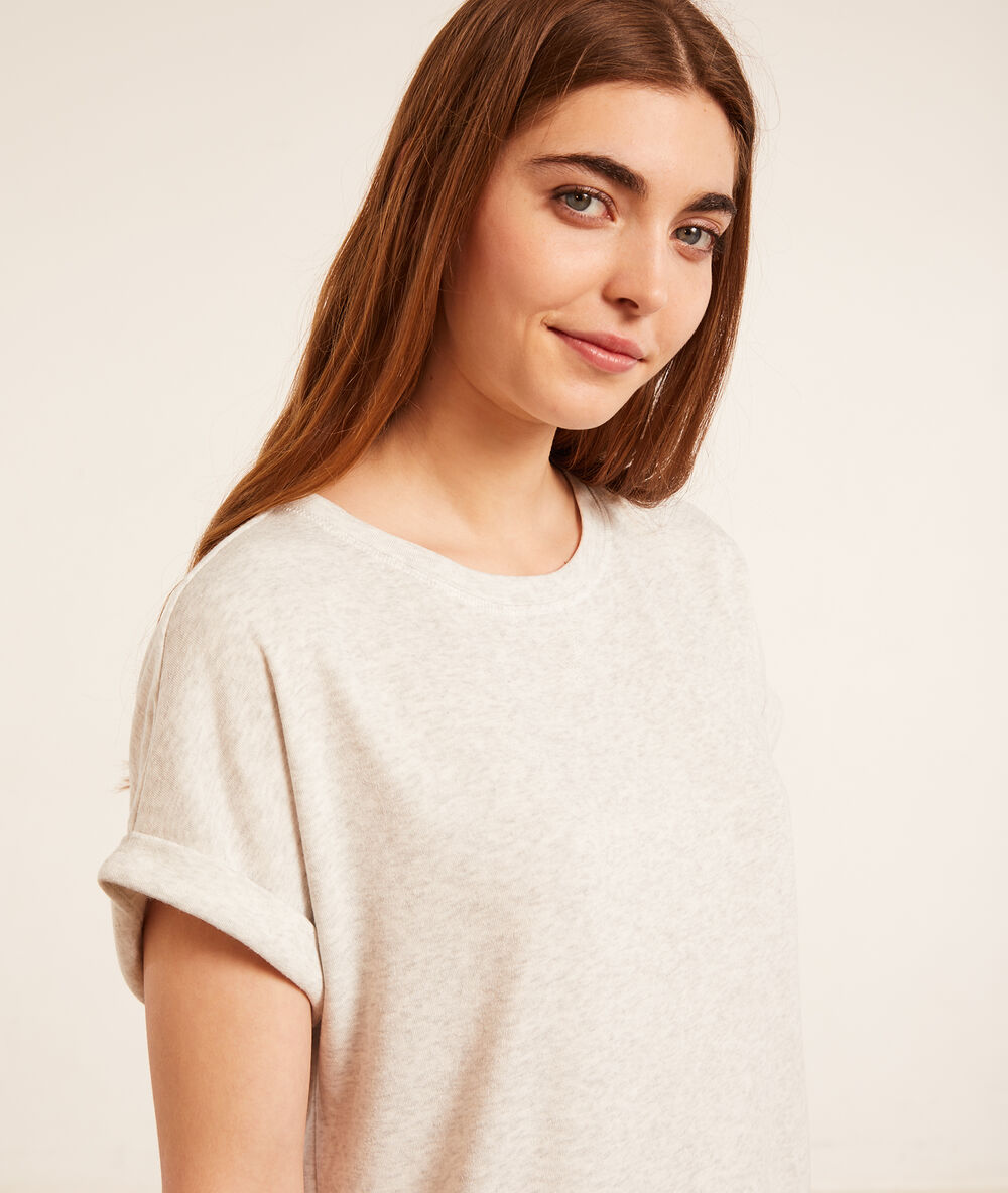 Chemise de nuit unie gris clair.
