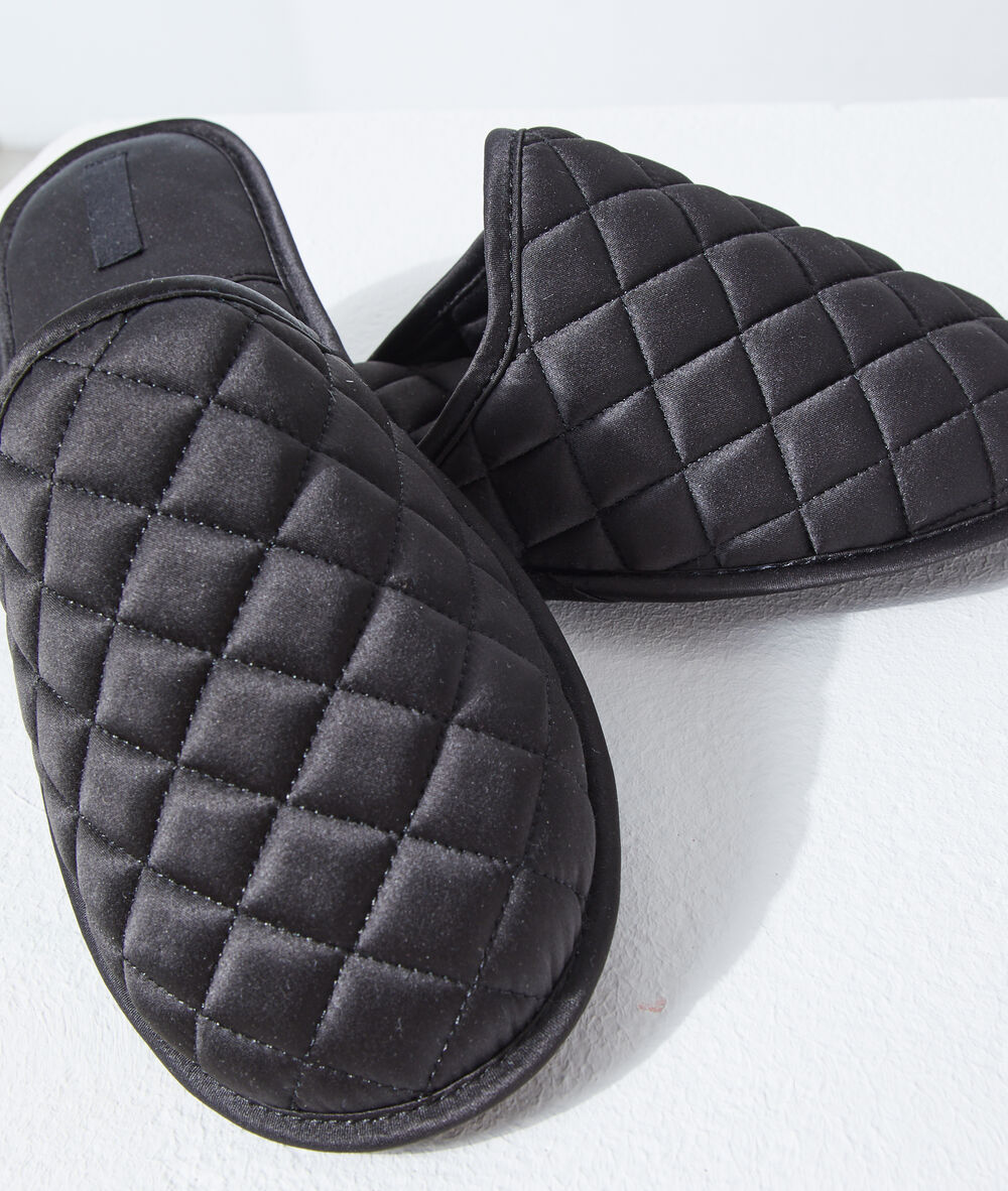Chaussons mules matelassées noir.