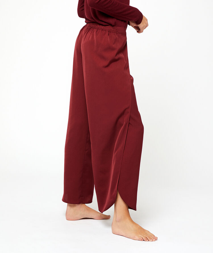 Pantalon large bordeaux grenat.