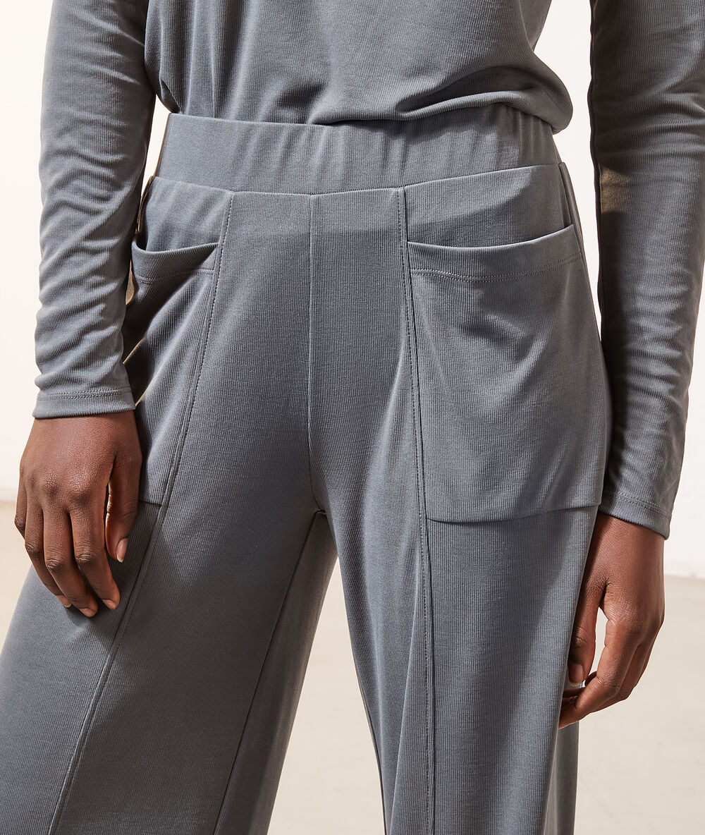 Pantalon avec poches kaki.