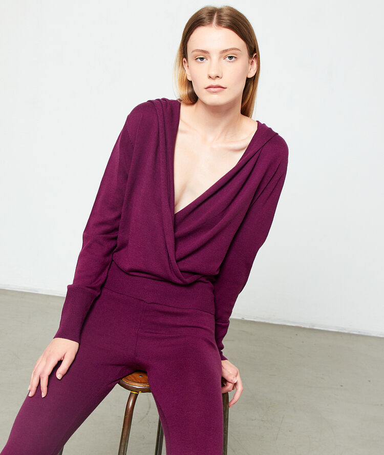 Pull cache-cœur à capuche violet.