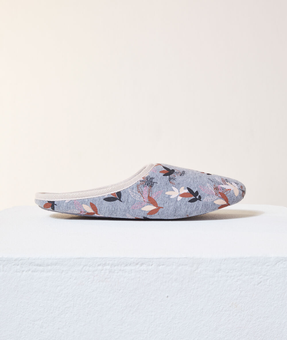 Mules à motif gris.