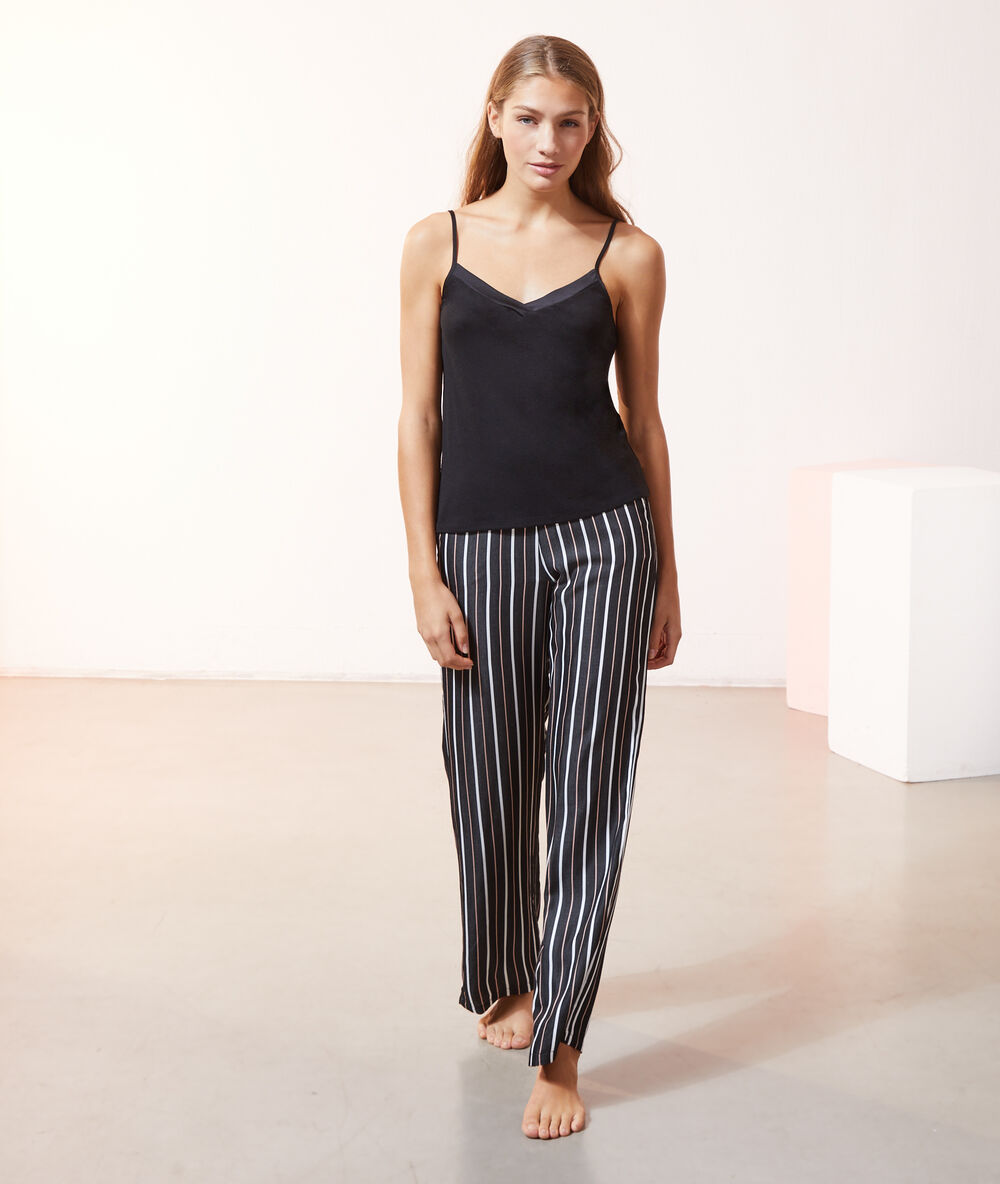 Pyjama 3 pièces en maille et satin noir.