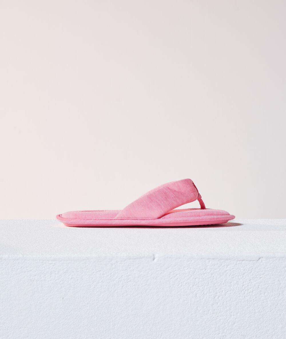 Chaussons tongs rose.