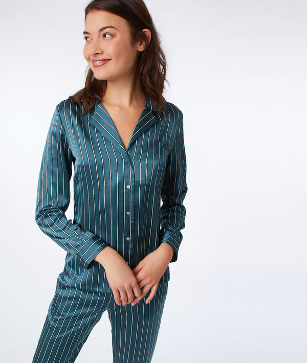 Chemise de pyjama satinée à rayures bleu.