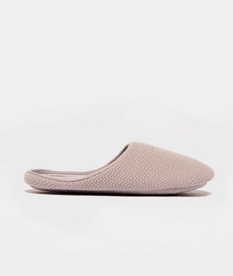 Chaussons gris.