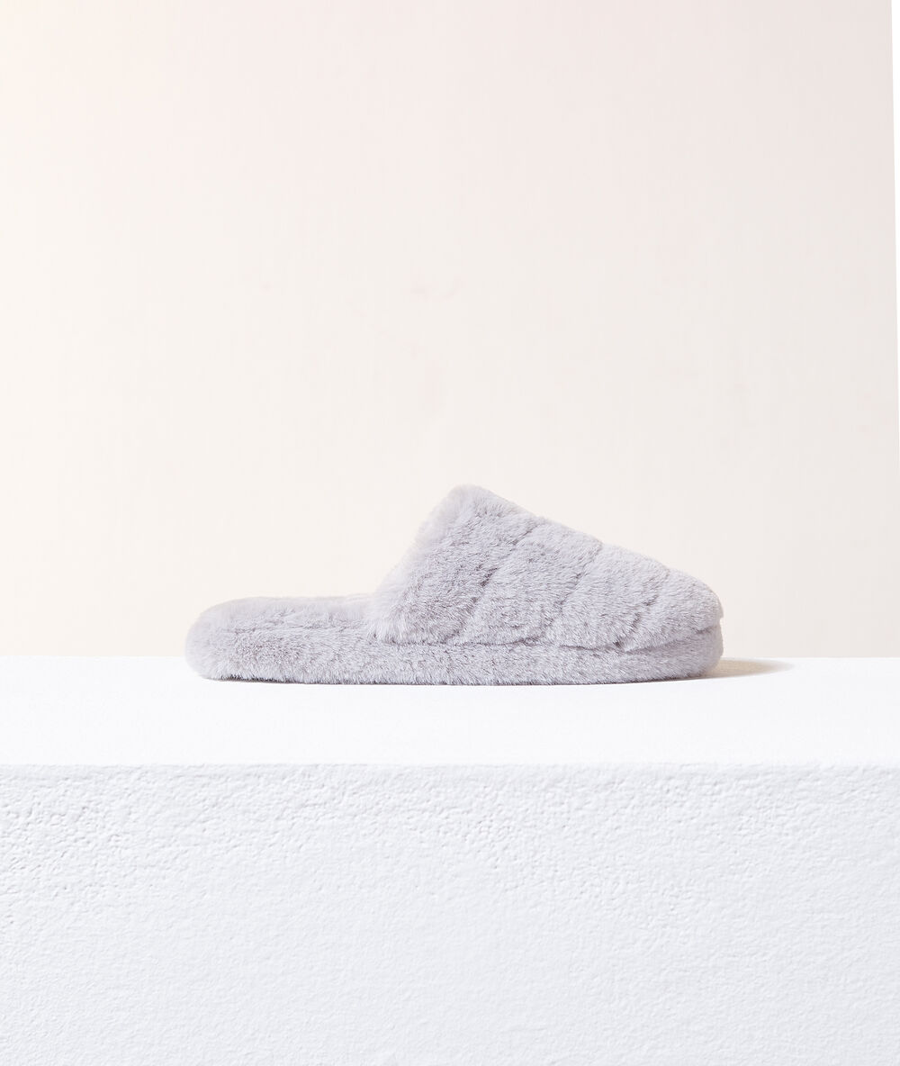 Chaussons mules effet fourrure gris.