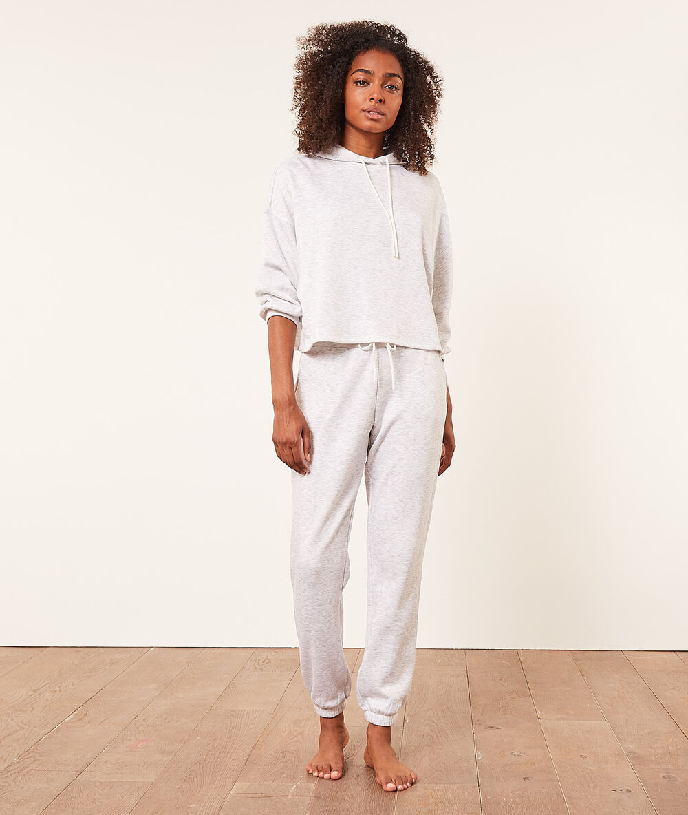 Pantalon jogger gris clair.