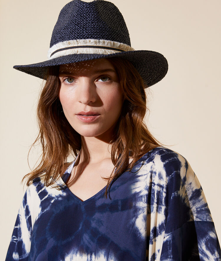 Chapeau de plage marine.