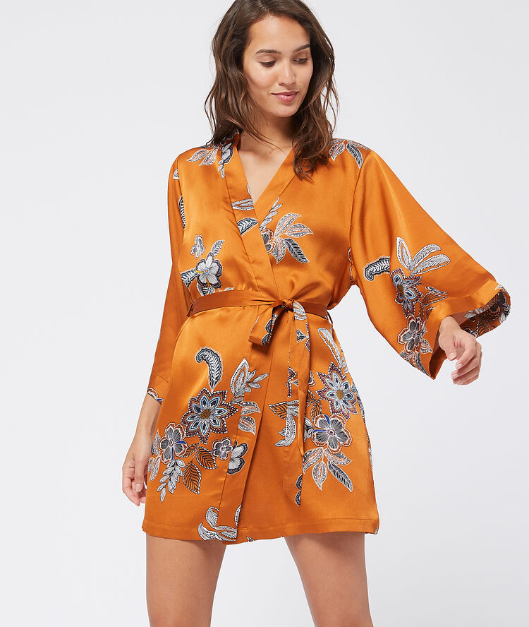 Kimono satiné imprimé moutarde.