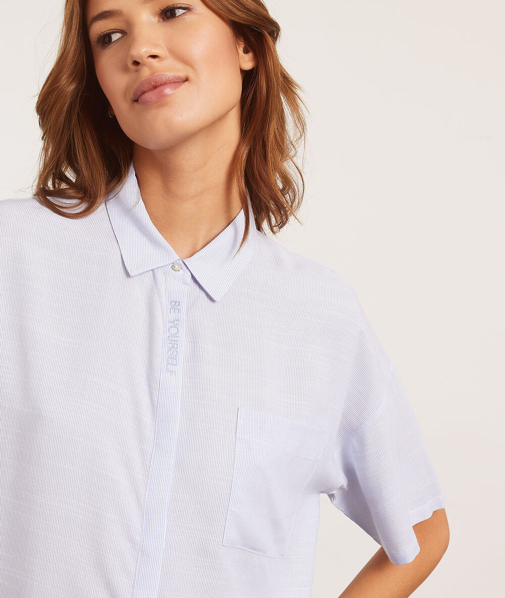 Chemise de pyjama manches courtes bleu.