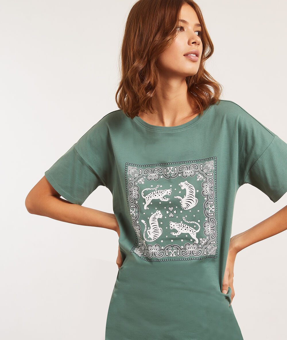 Chemise de nuit imprimée tigres vert.