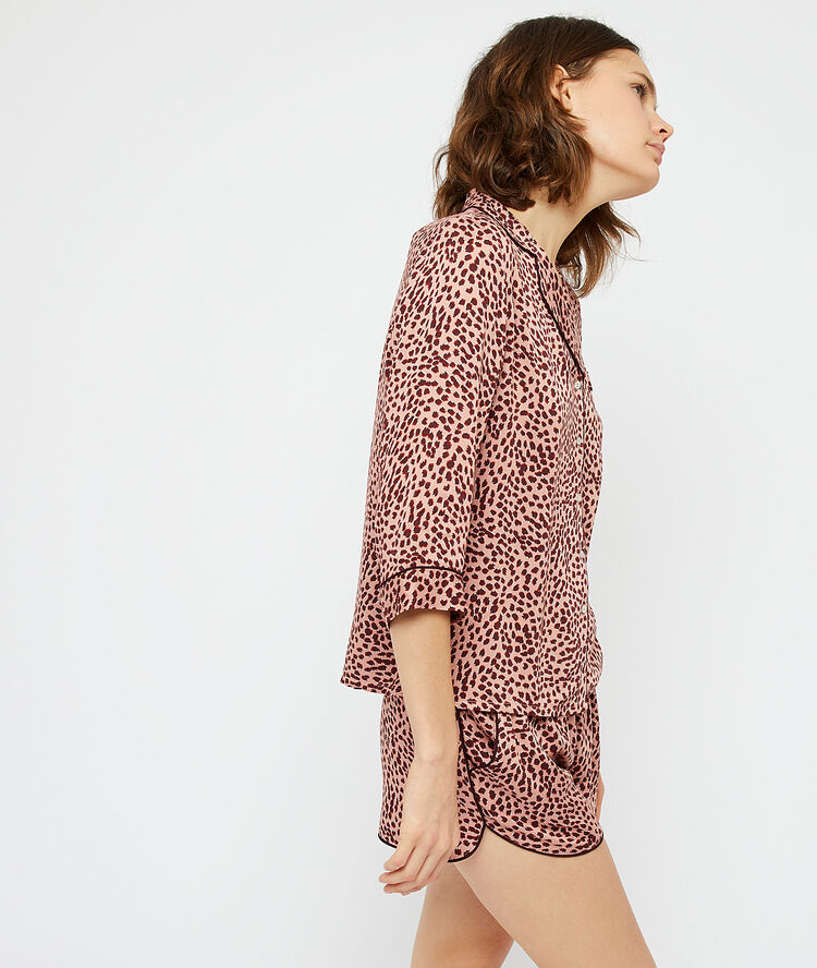Chemise de pyjama imprimée rose.