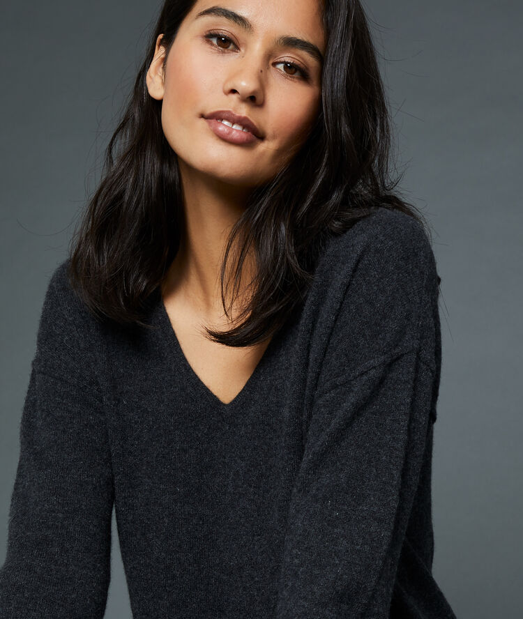 Pull col v en cachemire gris.