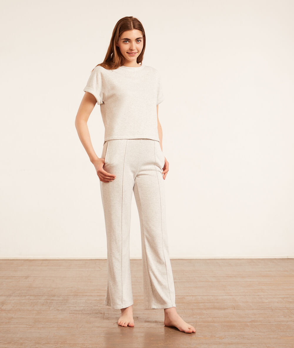 Pantalon de pyjama gris clair.